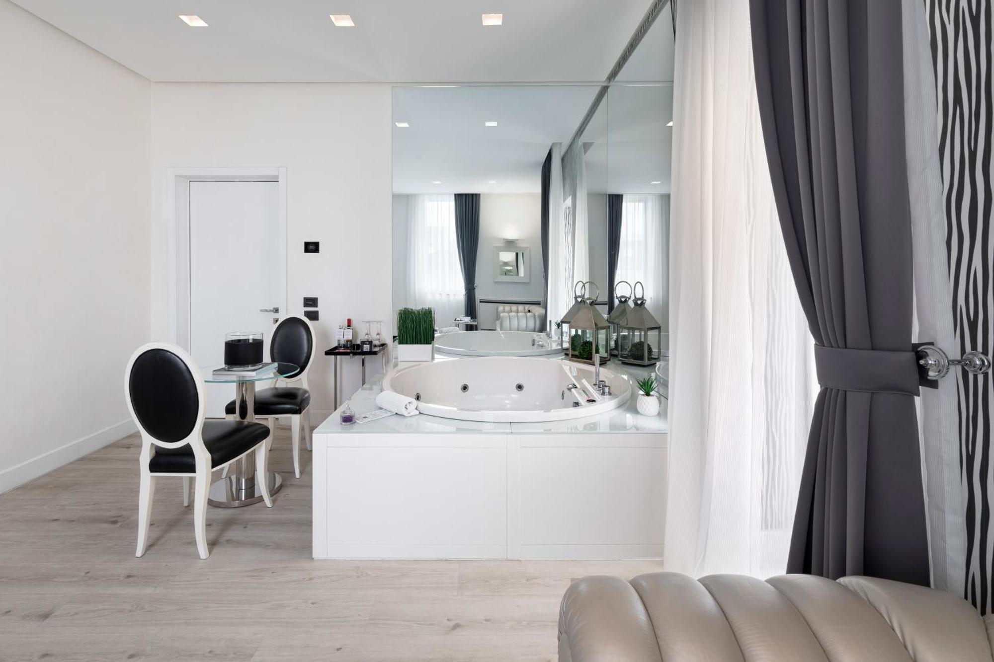 Lhp Hotel Montecatini Palace & Spa Εξωτερικό φωτογραφία A bathroom in a private house