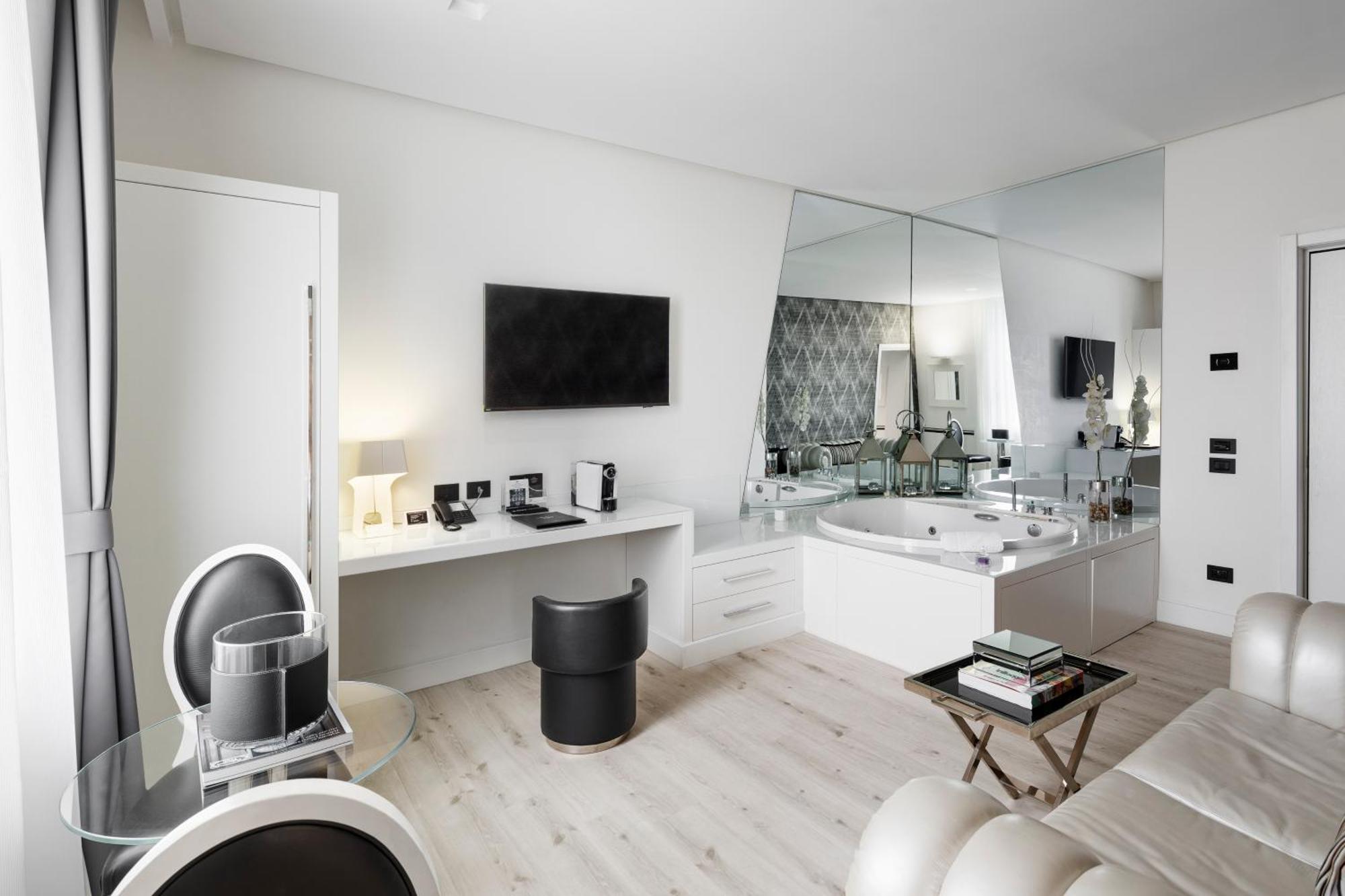 Lhp Hotel Montecatini Palace & Spa Εξωτερικό φωτογραφία A suite at the hotel